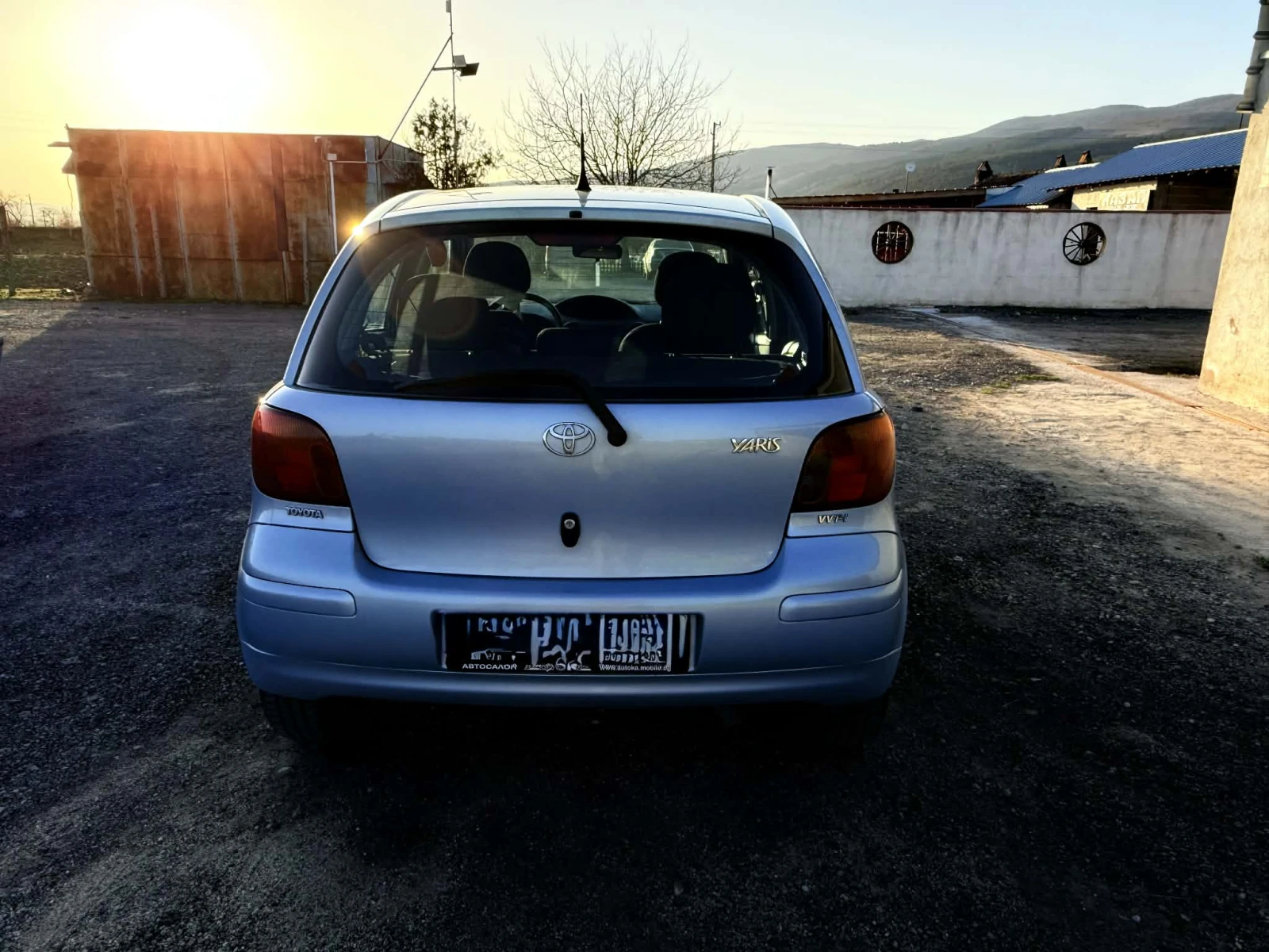 Toyota Yaris 1.00 VVT - i, снимка 4 - Автомобили и джипове - 53865552