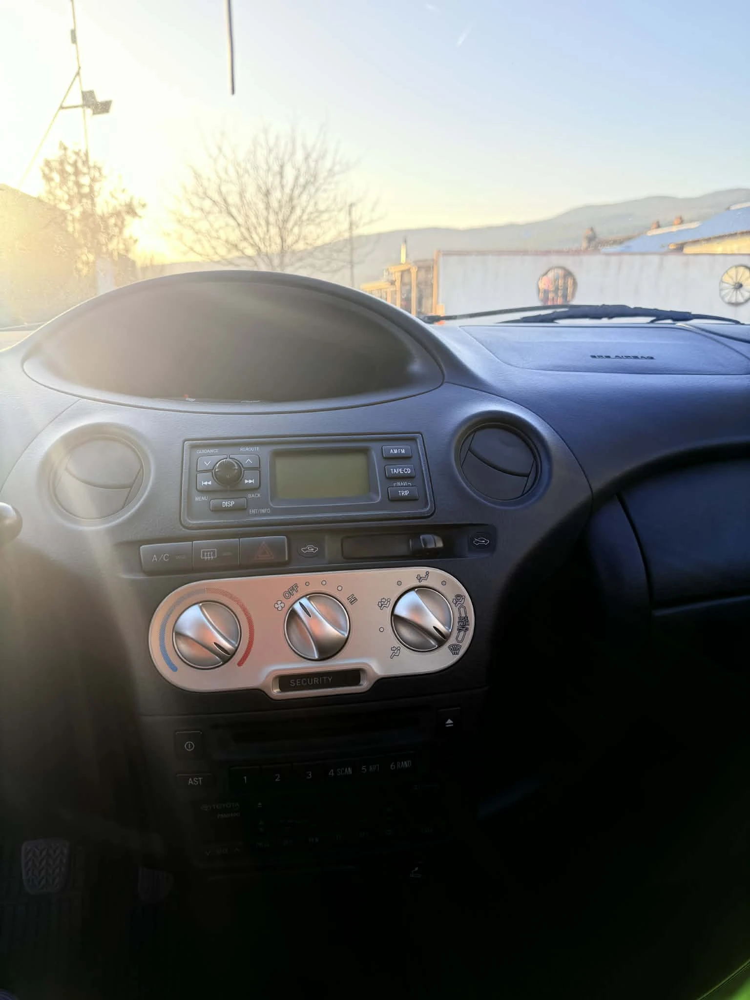 Toyota Yaris 1.00 VVT - i, снимка 7 - Автомобили и джипове - 53865552