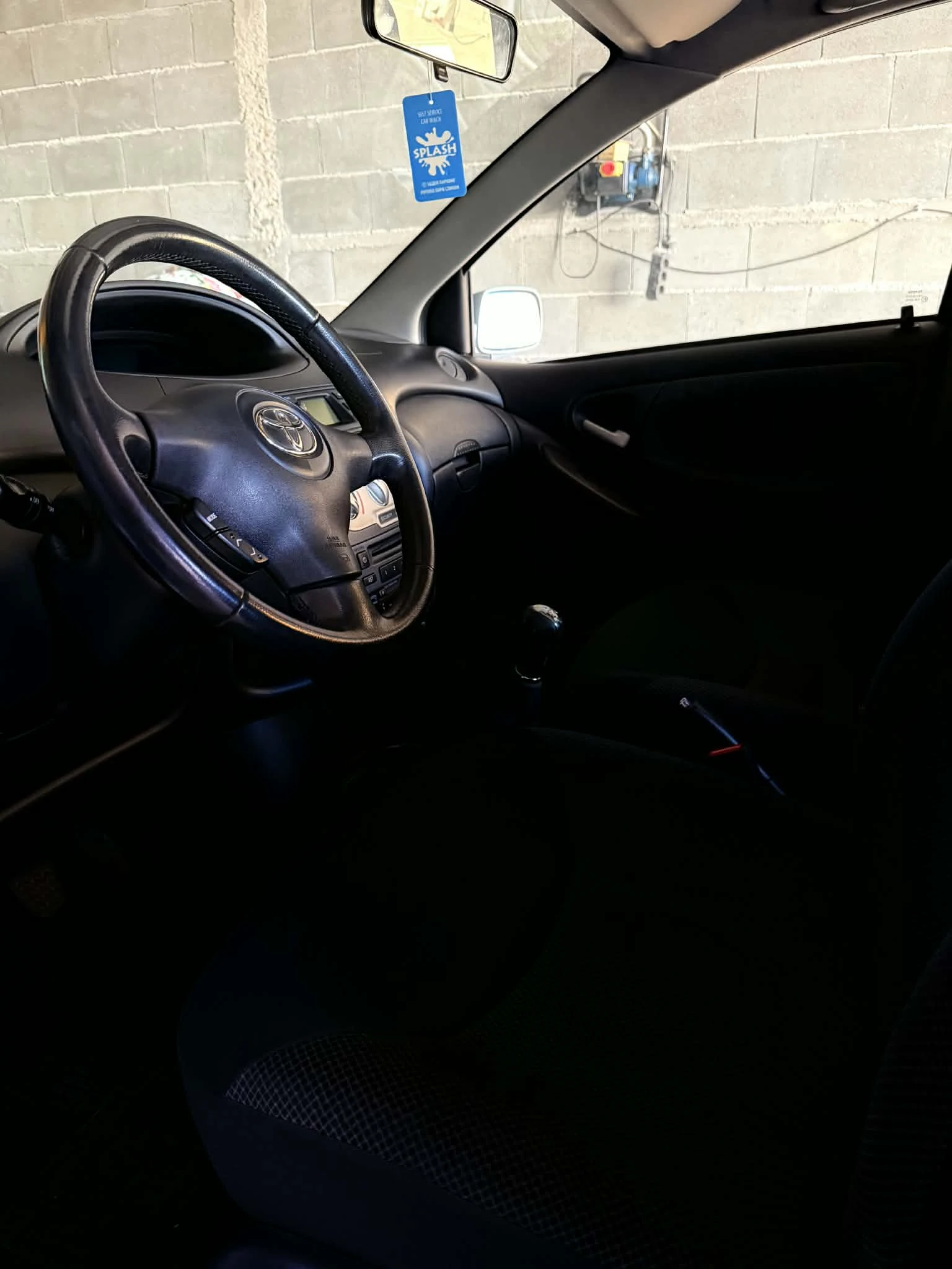 Toyota Yaris 1.00 VVT - i, снимка 9 - Автомобили и джипове - 53865552