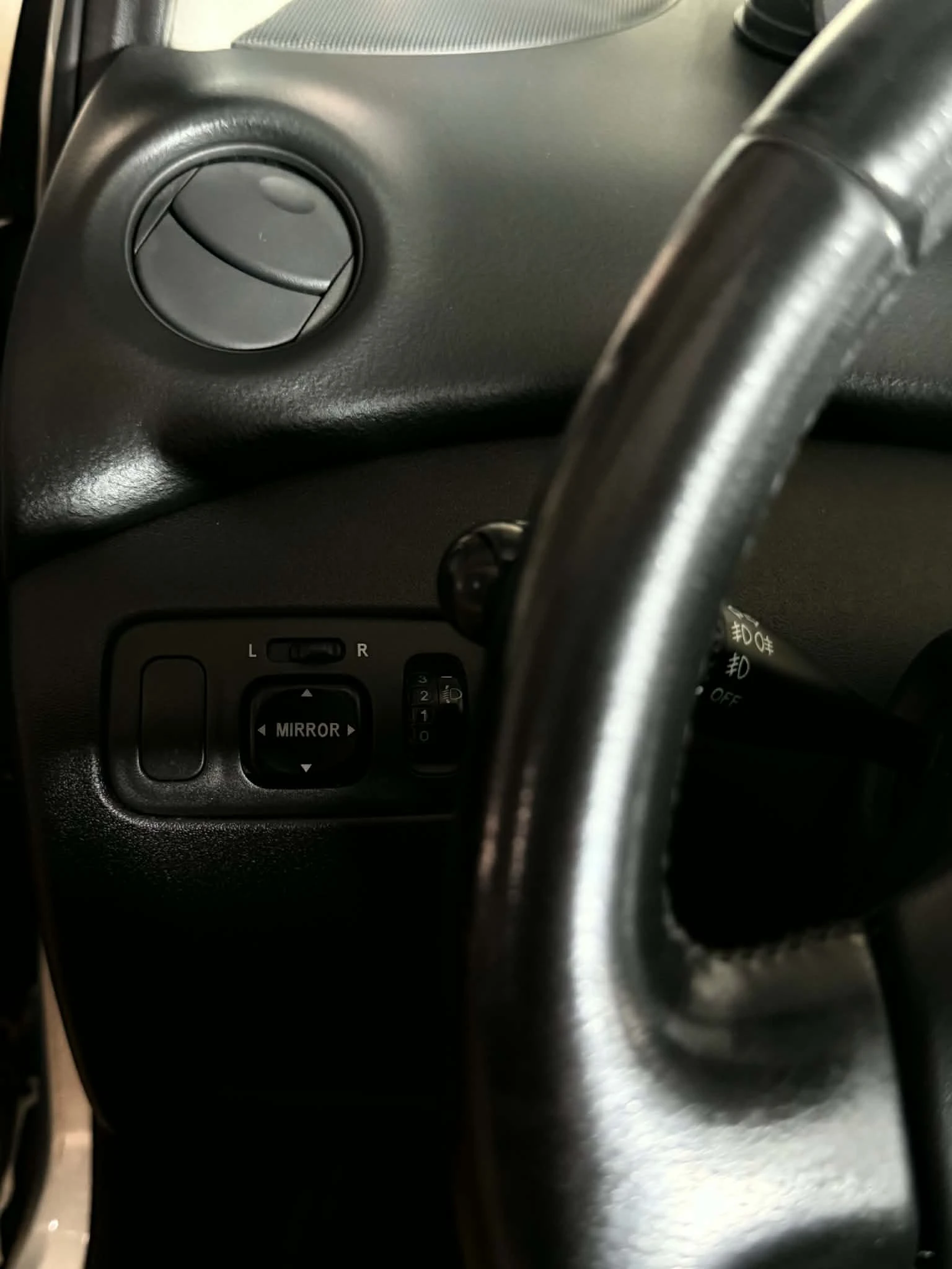 Toyota Yaris 1.00 VVT - i, снимка 12 - Автомобили и джипове - 53865552