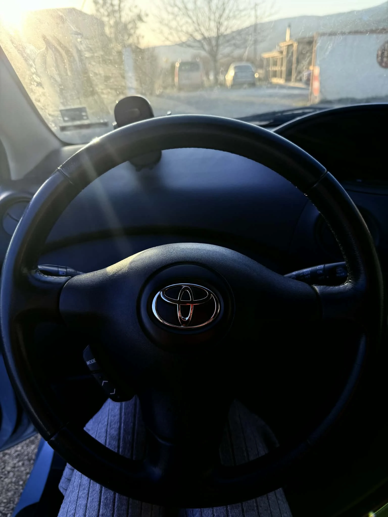 Toyota Yaris 1.00 VVT - i, снимка 8 - Автомобили и джипове - 53865552