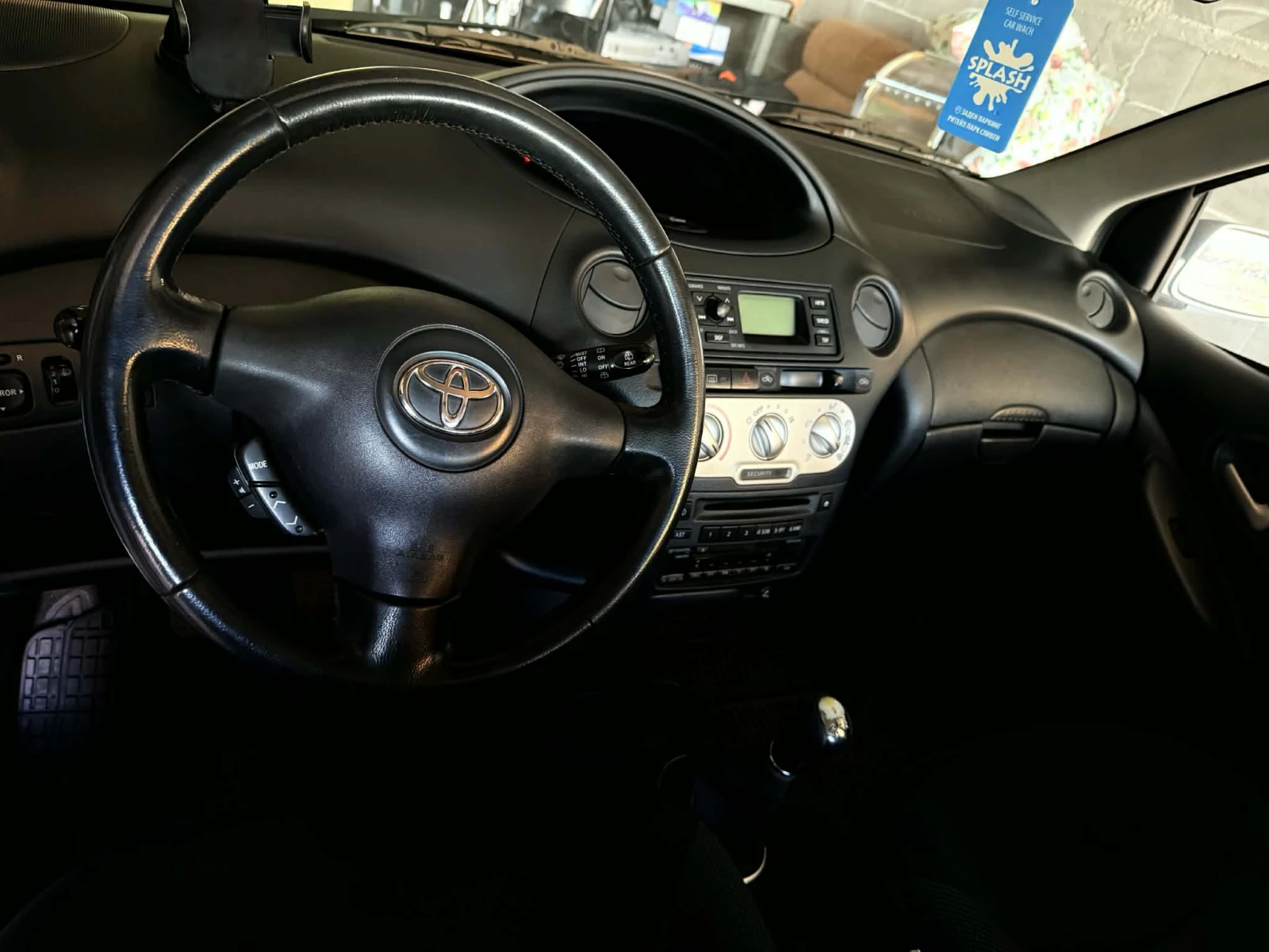 Toyota Yaris 1.00 VVT - i, снимка 10 - Автомобили и джипове - 53865552