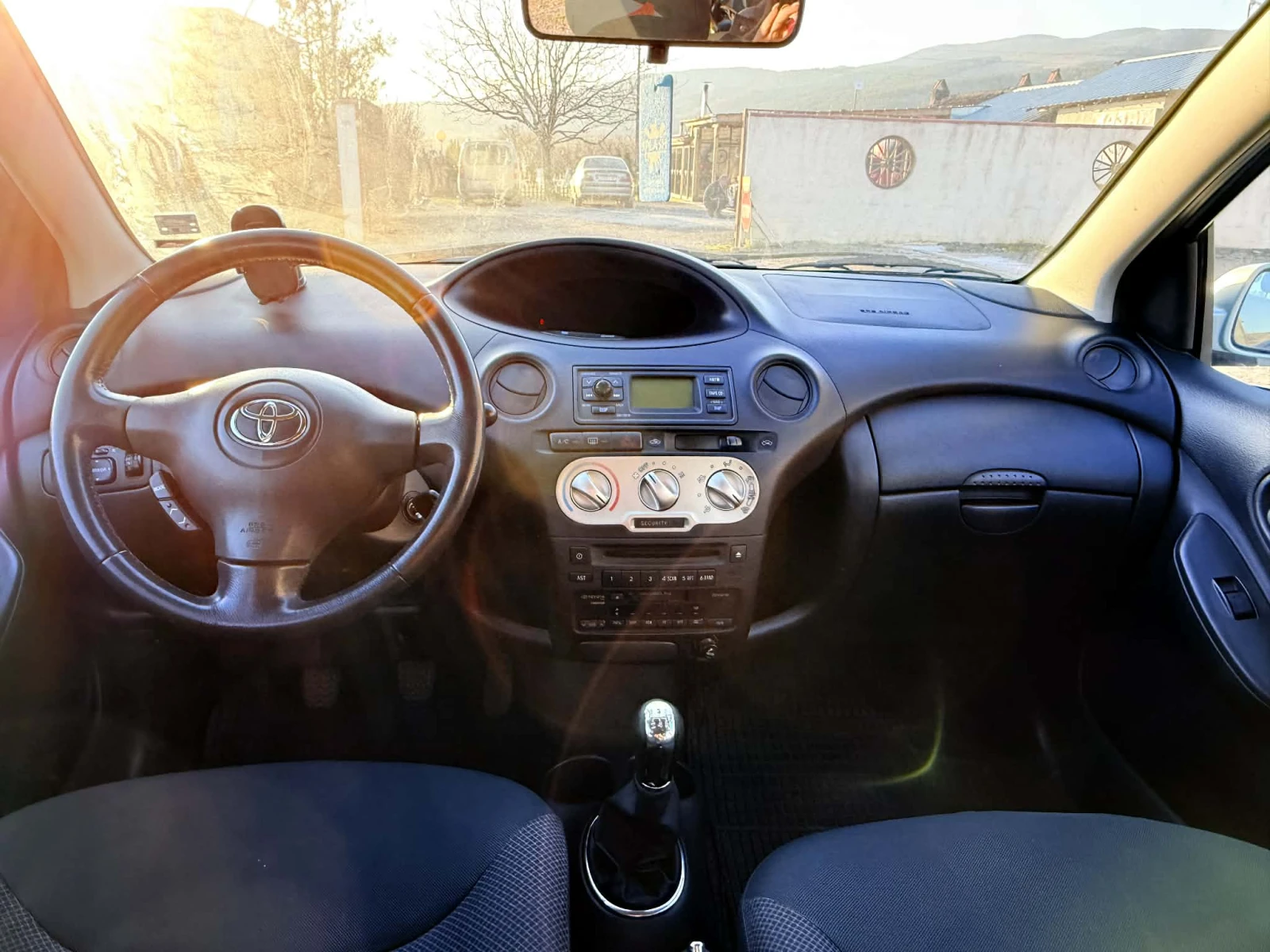 Toyota Yaris 1.00 VVT - i, снимка 5 - Автомобили и джипове - 53865552