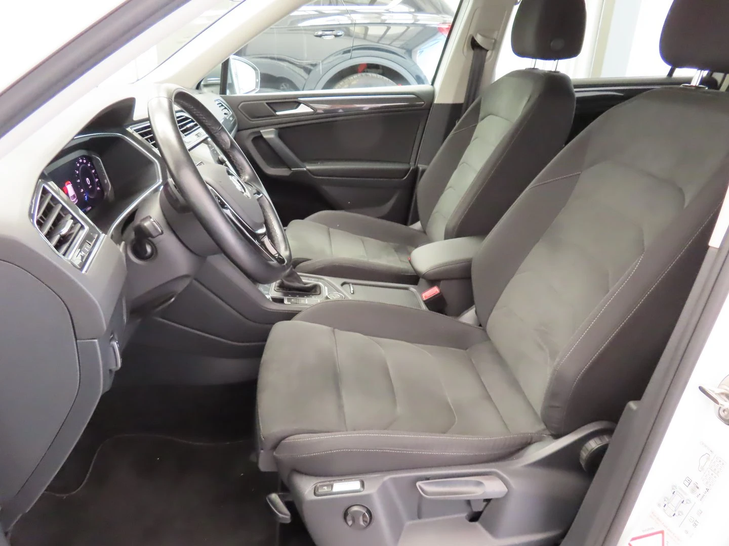 VW Tiguan LWB Highline 2.0TDI 4MOTION BMT - изображение 6