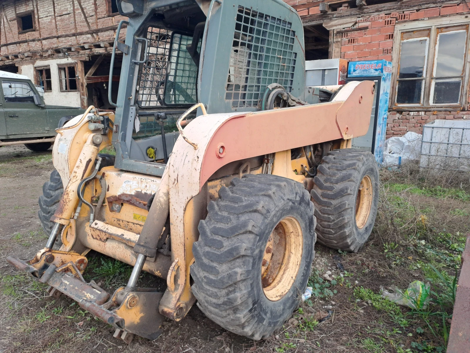 Мини челни товарачи GEHL 7710 - изображение 3