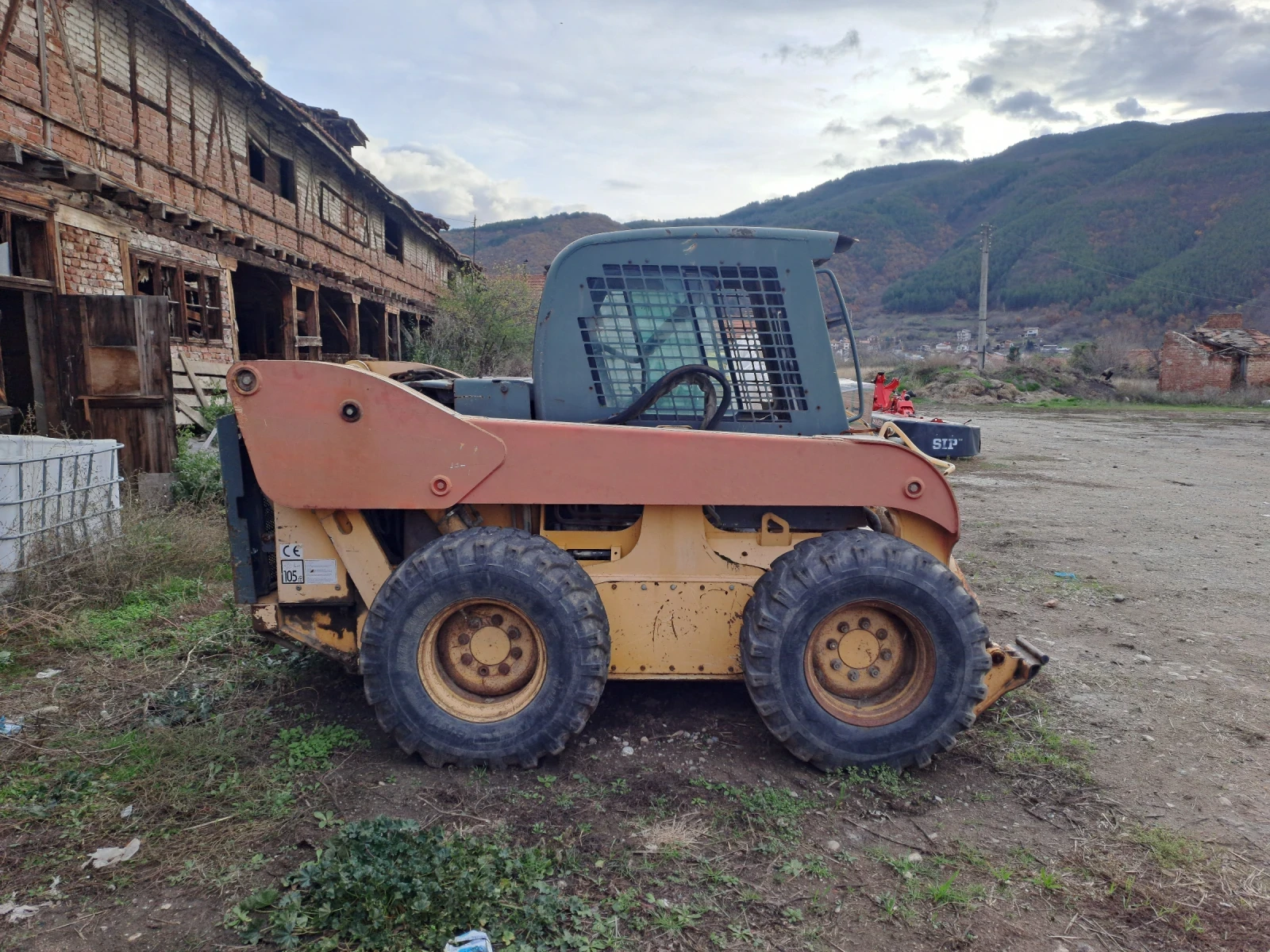 Мини челни товарачи GEHL 7710 - изображение 2