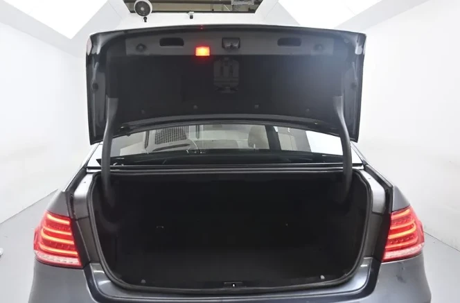 Mercedes-Benz E 250 4Matic Avantgarde, снимка 14 - Автомобили и джипове - 52751139