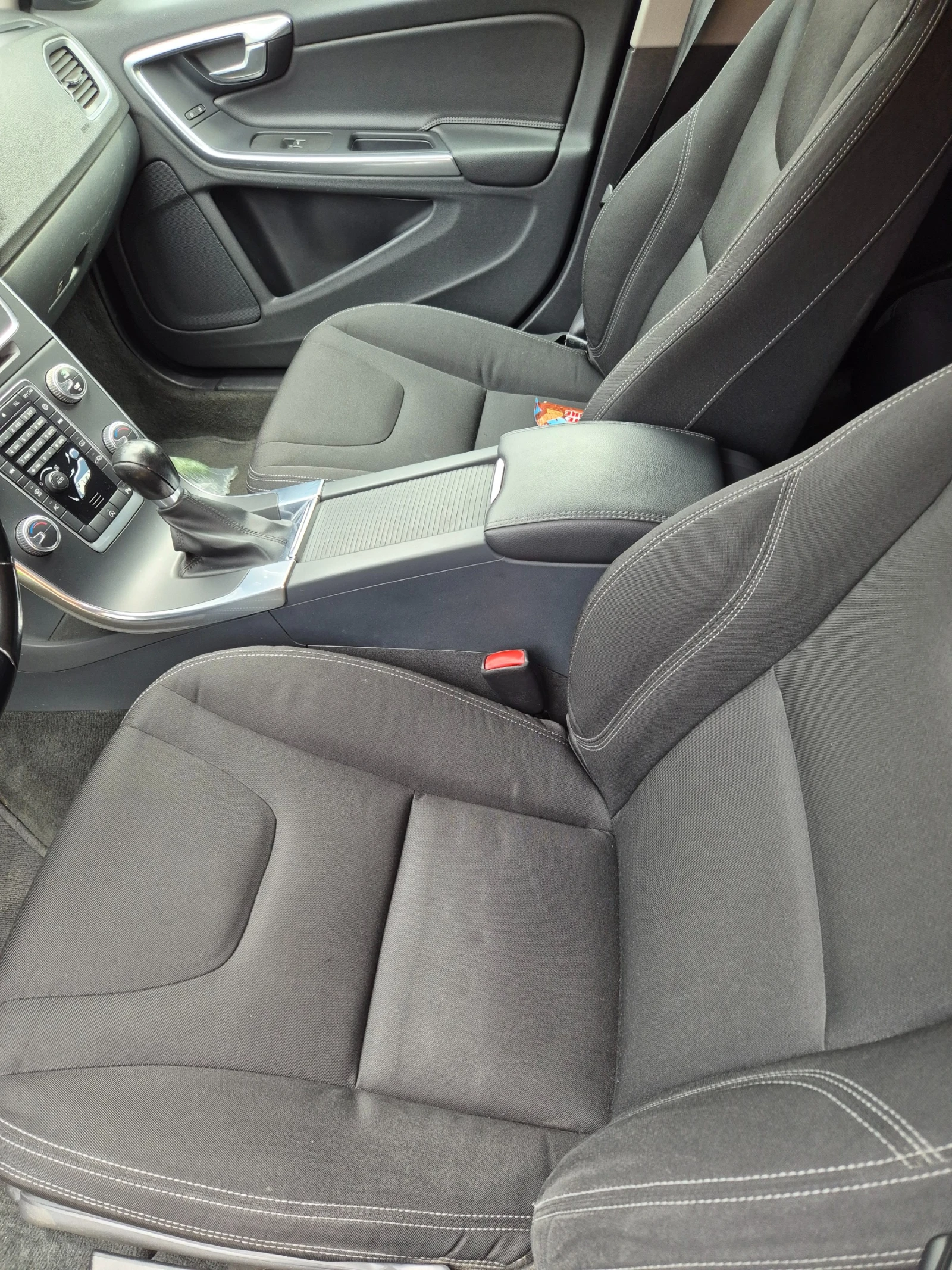 Volvo V60 2015г ПЕРФЕКТНА!!!, снимка 8 - Автомобили и джипове - 54526941
