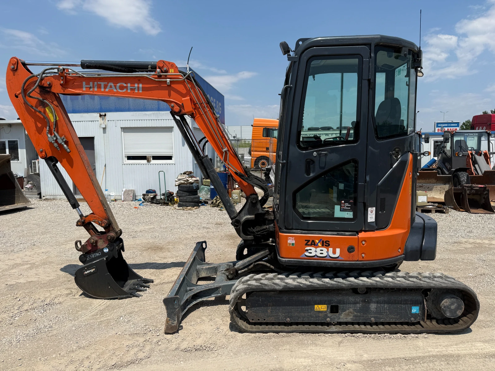 Багер Hitachi ZX 38U-6
