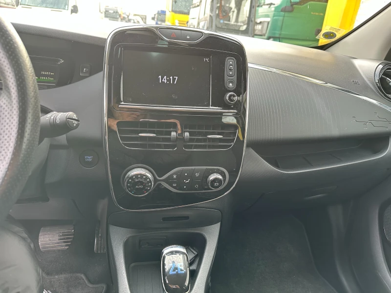 Renault Zoe, снимка 10 - Автомобили и джипове - 48702221