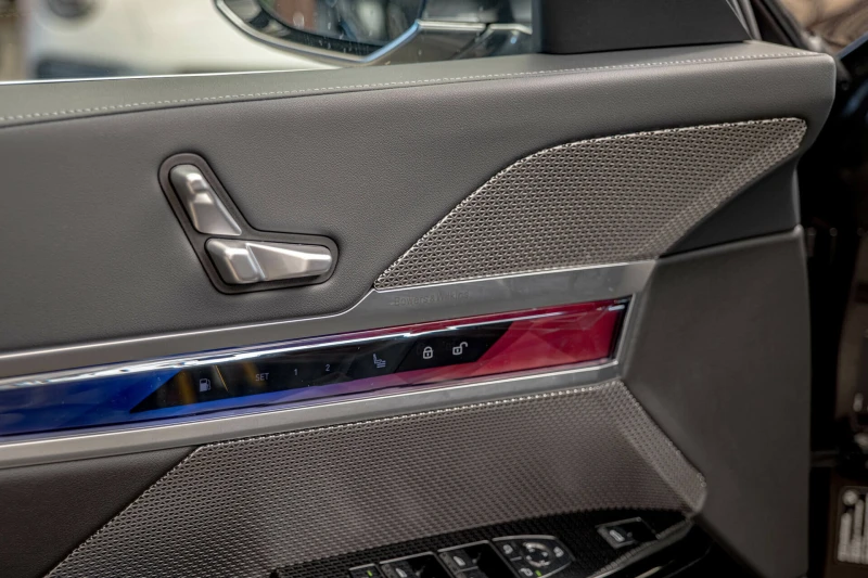 BMW 750 E/xDrive/SKY Lounge/INDIVIDUAL/Bowers & Wilkins/Au, снимка 9 - Автомобили и джипове - 51764660