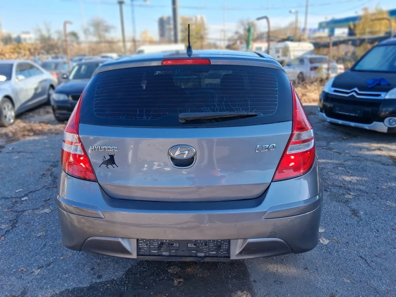 Hyundai I30 1.6 PREMIUM Като нова , снимка 2 - Автомобили и джипове - 52840341