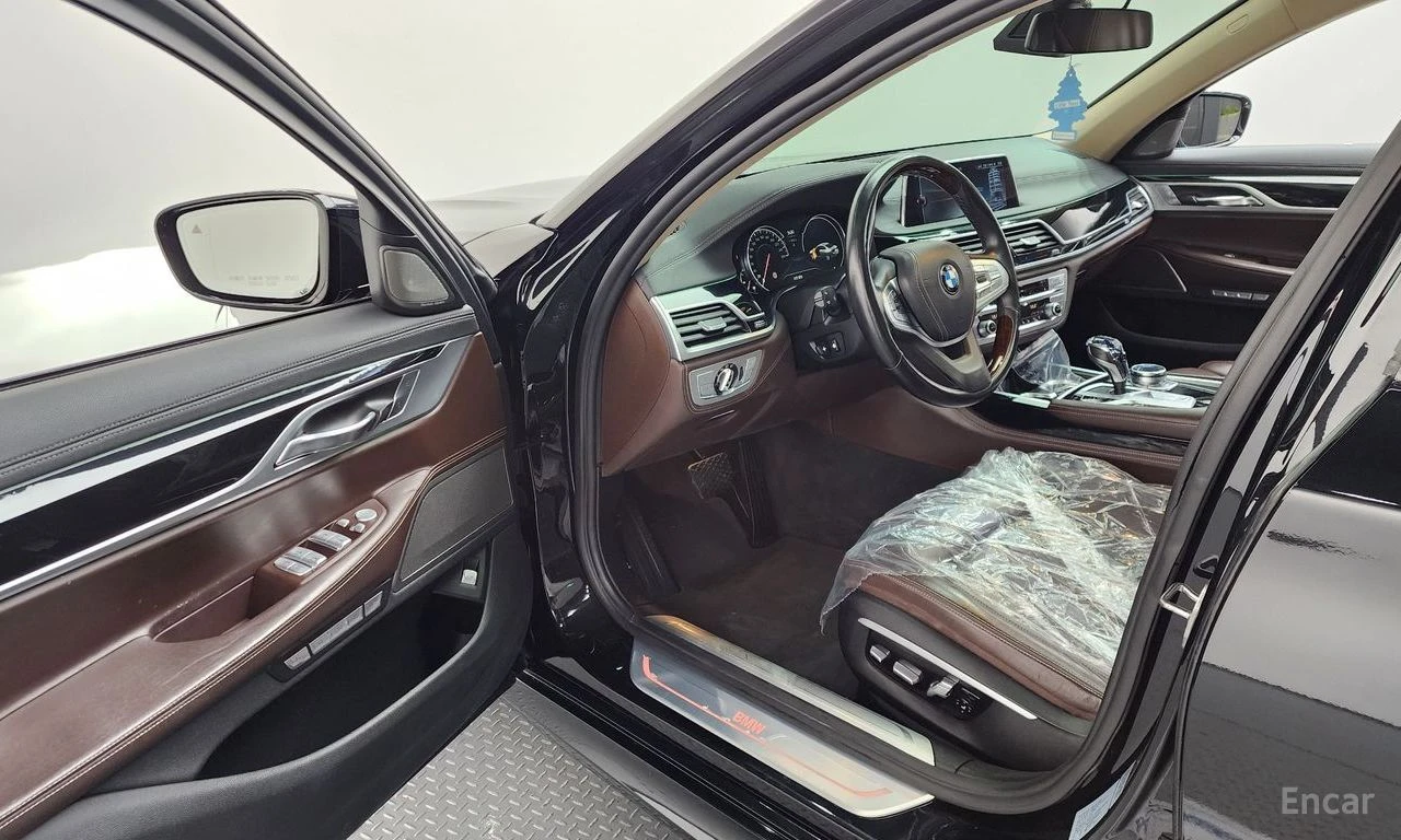 BMW 740 M* SPORT* HARMON* KARDON* ОБДУХВАНЕ* МАСАЖ* ДИСТРО, снимка 6 - Автомобили и джипове - 54699137