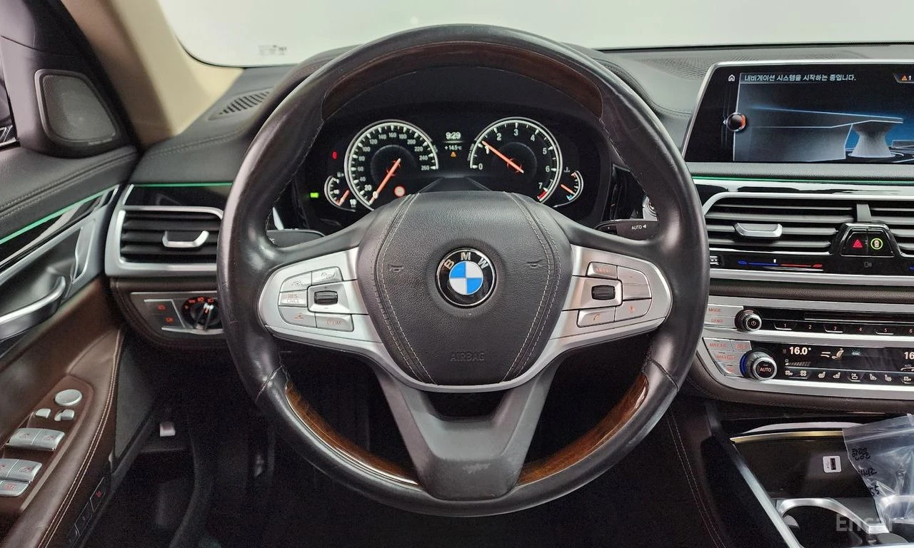 BMW 740 M* SPORT* HARMON* KARDON* ОБДУХВАНЕ* МАСАЖ* ДИСТРО, снимка 8 - Автомобили и джипове - 54699137