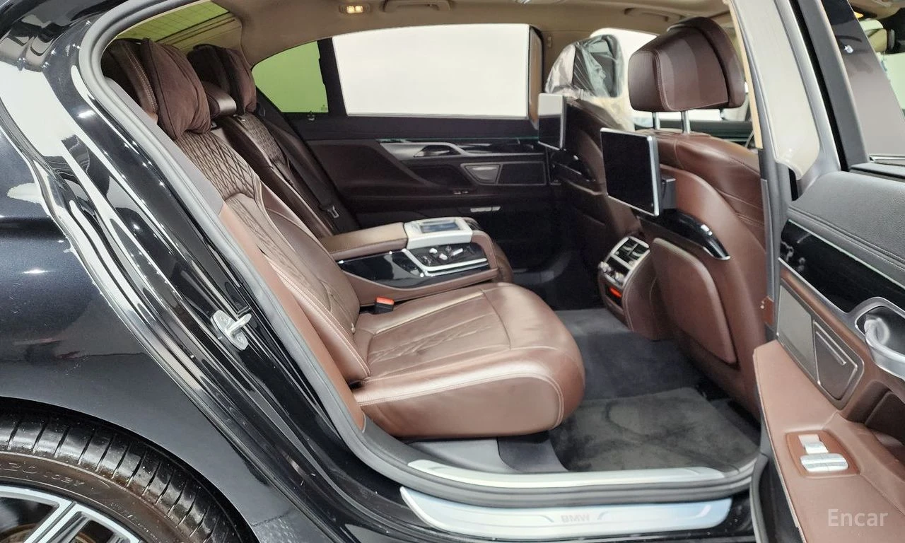 BMW 740 M* SPORT* HARMON* KARDON* ОБДУХВАНЕ* МАСАЖ* ДИСТРО, снимка 15 - Автомобили и джипове - 54699137