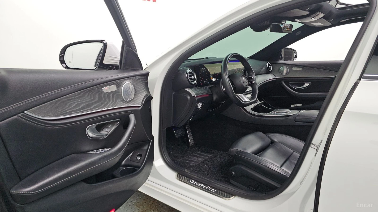 Mercedes-Benz E 350 4MATIC/AMG-LINE/FULL-ASSISTS, снимка 5 - Автомобили и джипове - 55614787