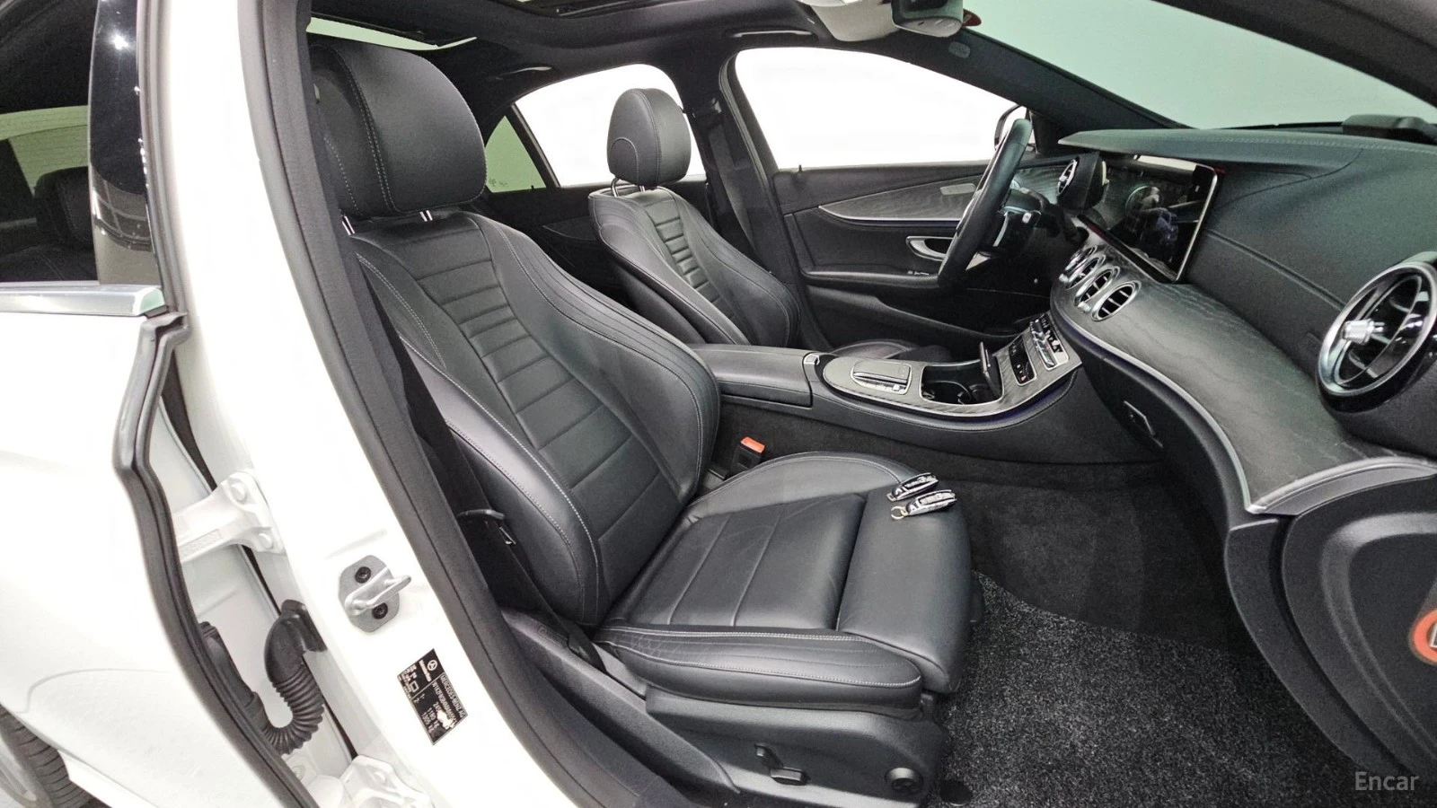 Mercedes-Benz E 350 4MATIC/AMG-LINE/FULL-ASSISTS, снимка 14 - Автомобили и джипове - 55614787