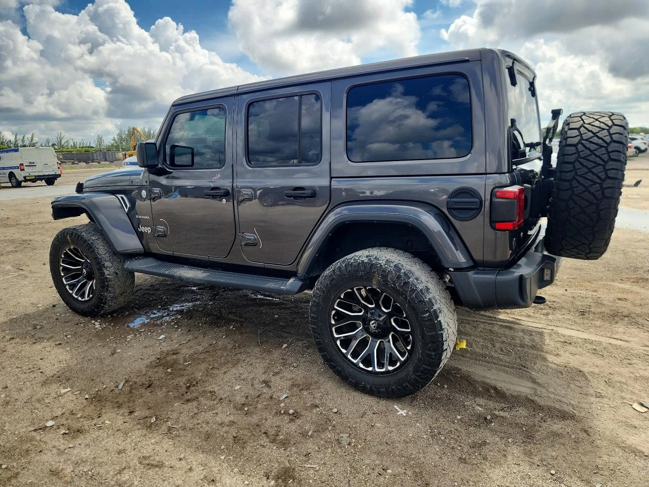 Jeep Wrangler Unlimited Sahara, снимка 2 - Автомобили и джипове - 54913119