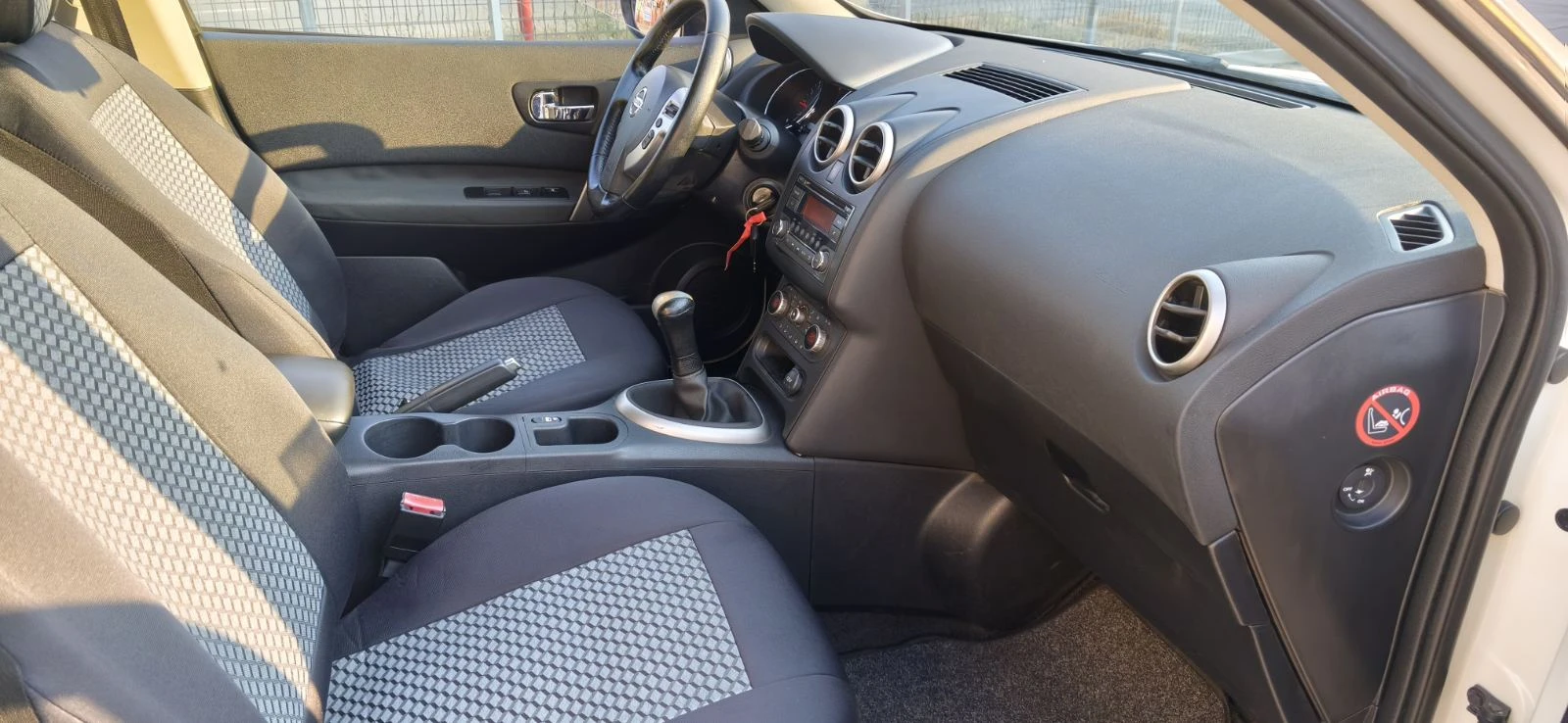 Nissan Qashqai 1.6 БЕНЗ / ГАЗ   Acenta   117 к.с.   2013 г., снимка 9 - Автомобили и джипове - 56047089