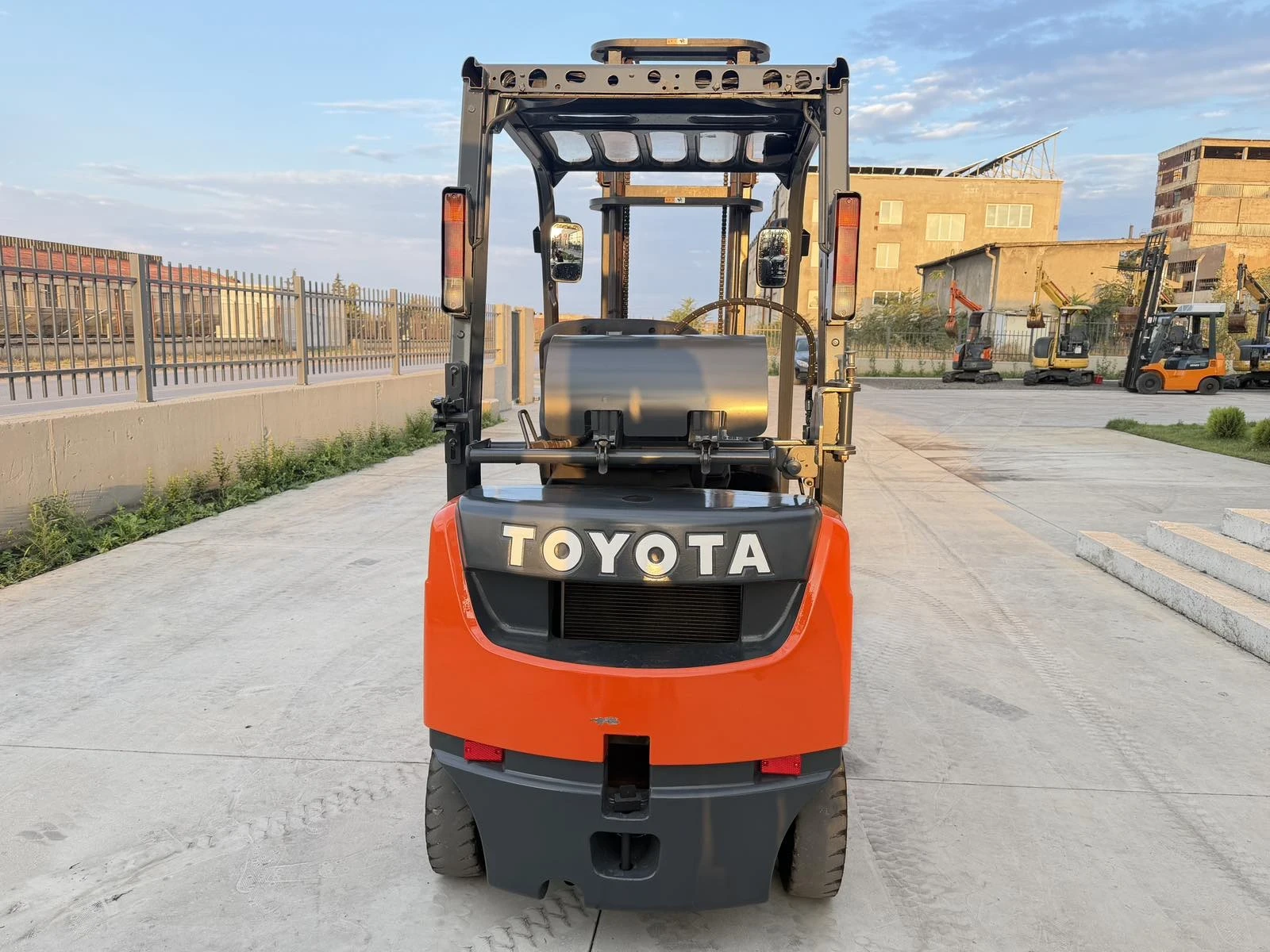 Мотокар Toyota 4 метра* АВТОМАТ* ГАЗ - БЕНЗИН* ОБСЛУЖЕН !, снимка 4 - Индустриална техника - 55823230
