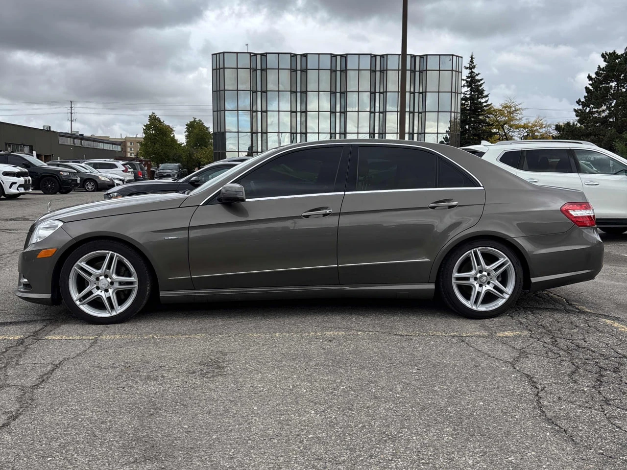 Mercedes-Benz E 350 * АВТО КРЕДИТ* ЦЕНА ДО БГ * CARFAX *  - изображение 4