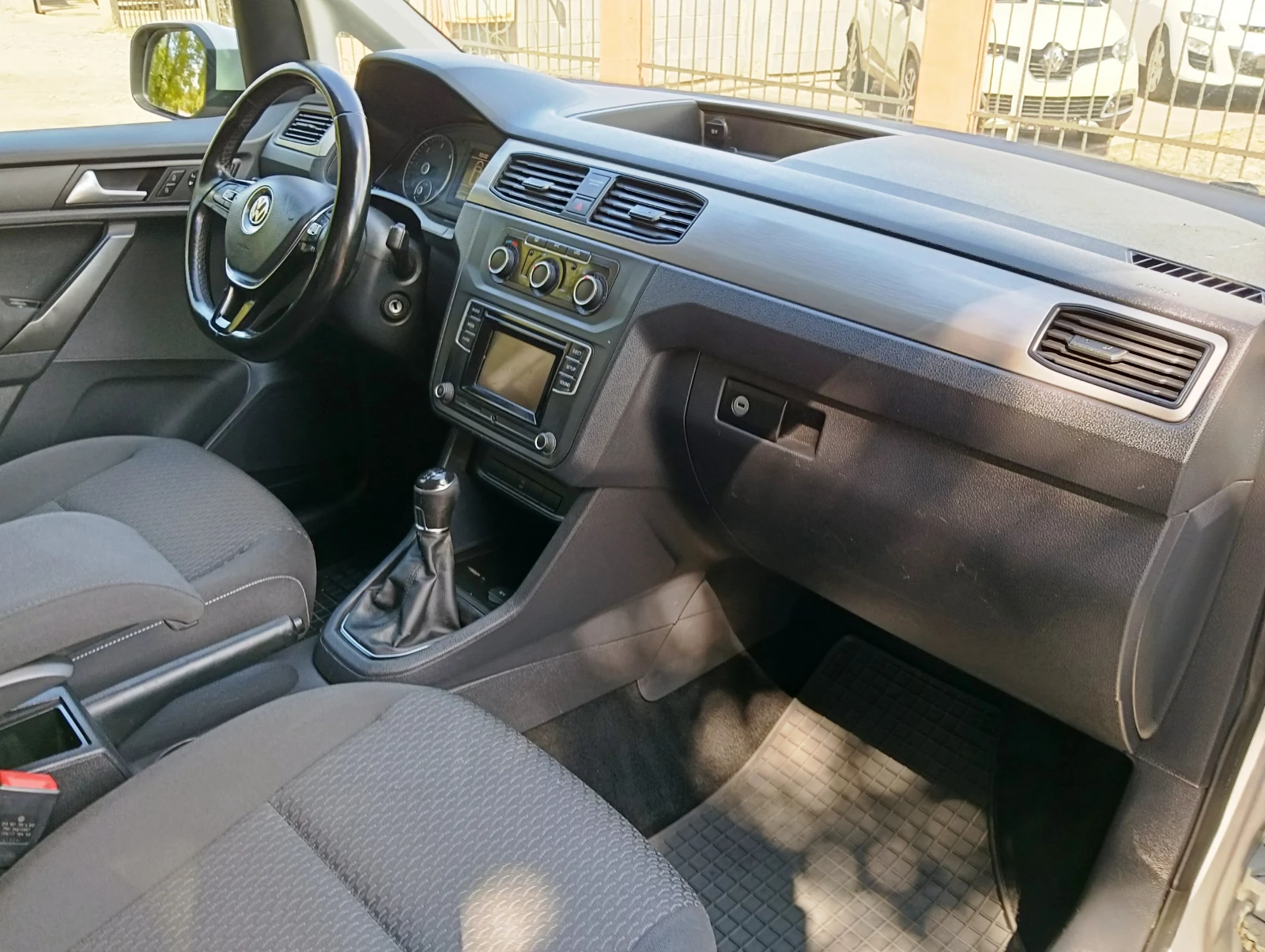 VW Caddy 2.0 TDI, снимка 10 - Автомобили и джипове - 56073760