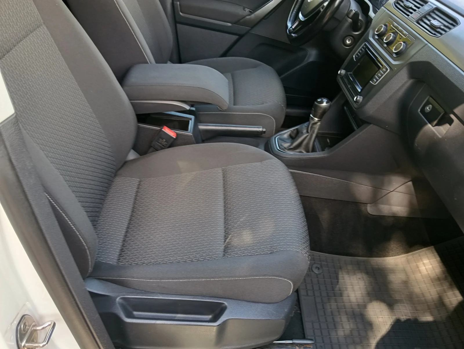 VW Caddy 2.0 TDI, снимка 9 - Автомобили и джипове - 56073760