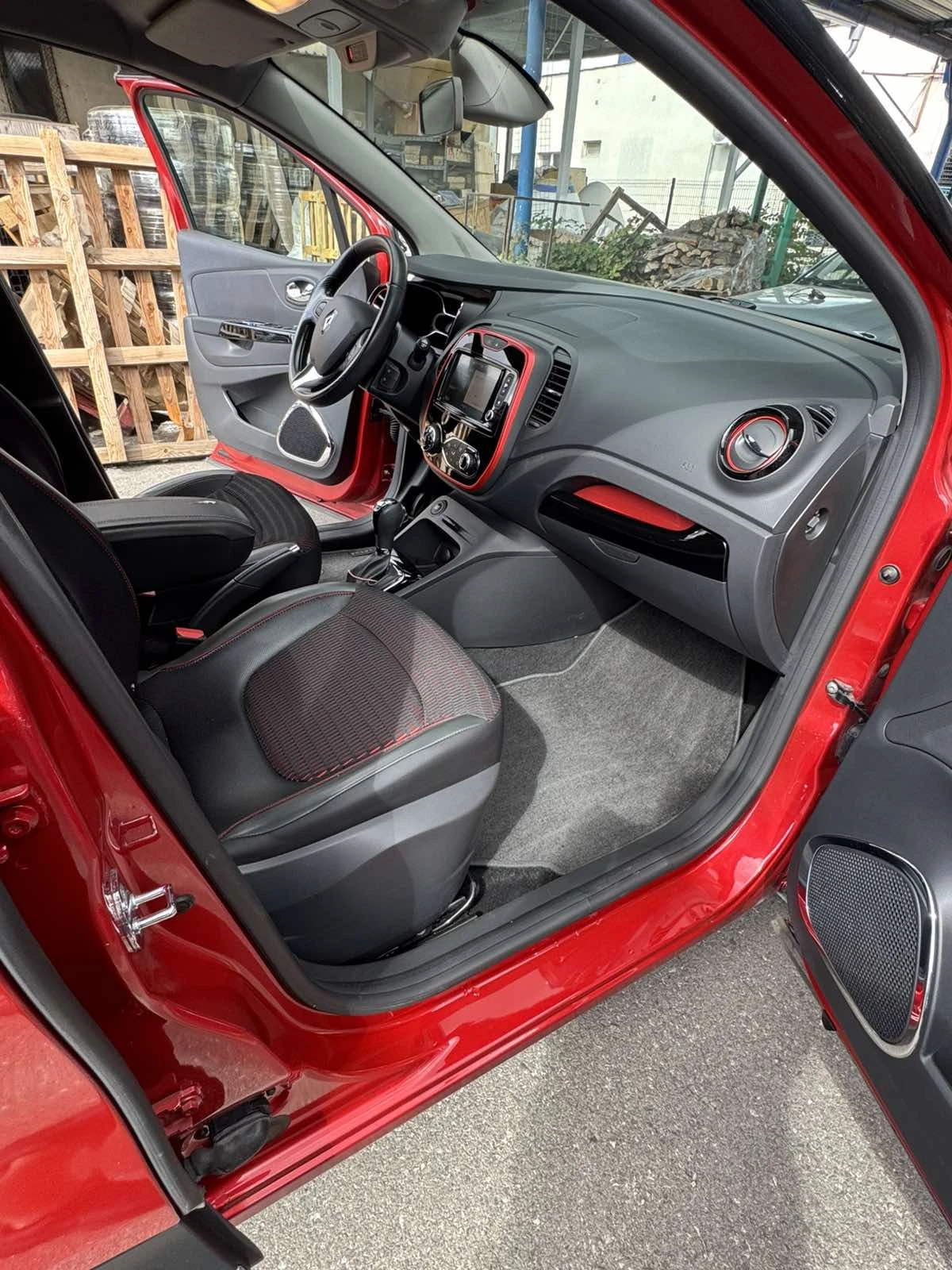 Renault Captur, снимка 8 - Автомобили и джипове - 56195200