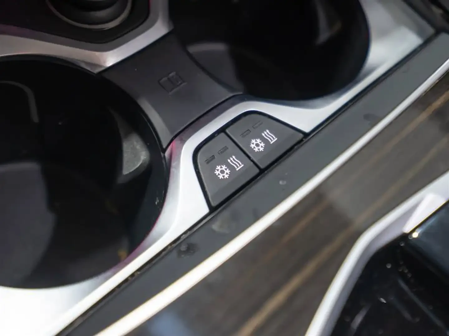 BMW X6 xDrive40i/HUD/HK/PANO/PREMIUM ESS PKG/          , снимка 13 - Автомобили и джипове - 56252816