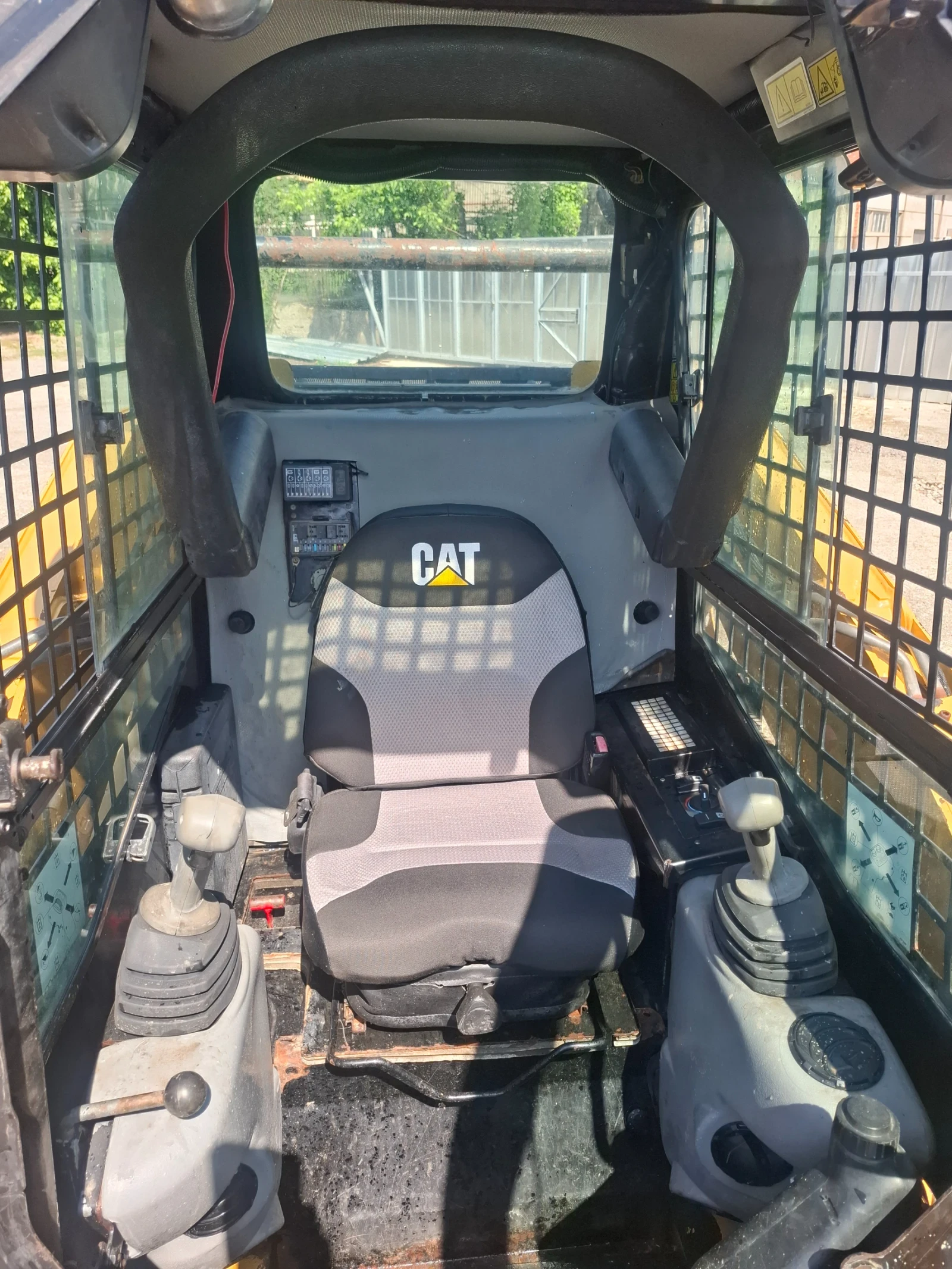 Мини челни товарачи Cat 242B - изображение 6