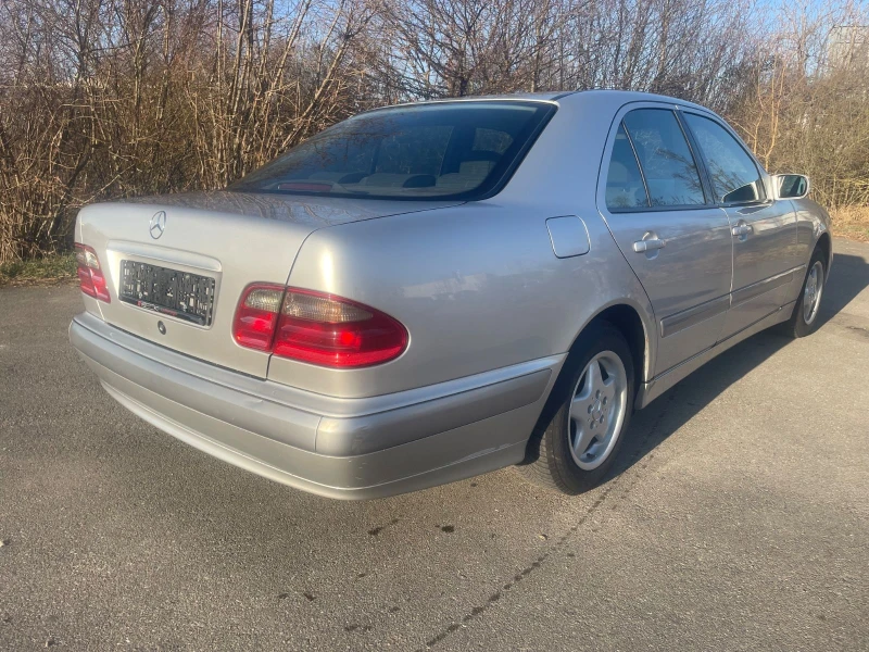 Mercedes-Benz E 220, снимка 2 - Автомобили и джипове - 49465355