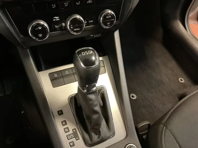 Skoda Octavia 1.6/TDI/DSG/FACELIFT NAVI CARPLAY 1СОБСТВЕНИК ТОП!, снимка 12 - Автомобили и джипове - 54068383