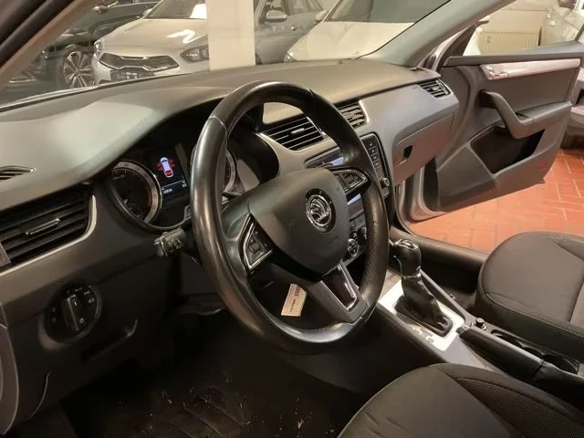 Skoda Octavia 1.6/TDI/DSG/FACELIFT NAVI CARPLAY 1СОБСТВЕНИК ТОП!, снимка 9 - Автомобили и джипове - 54068383