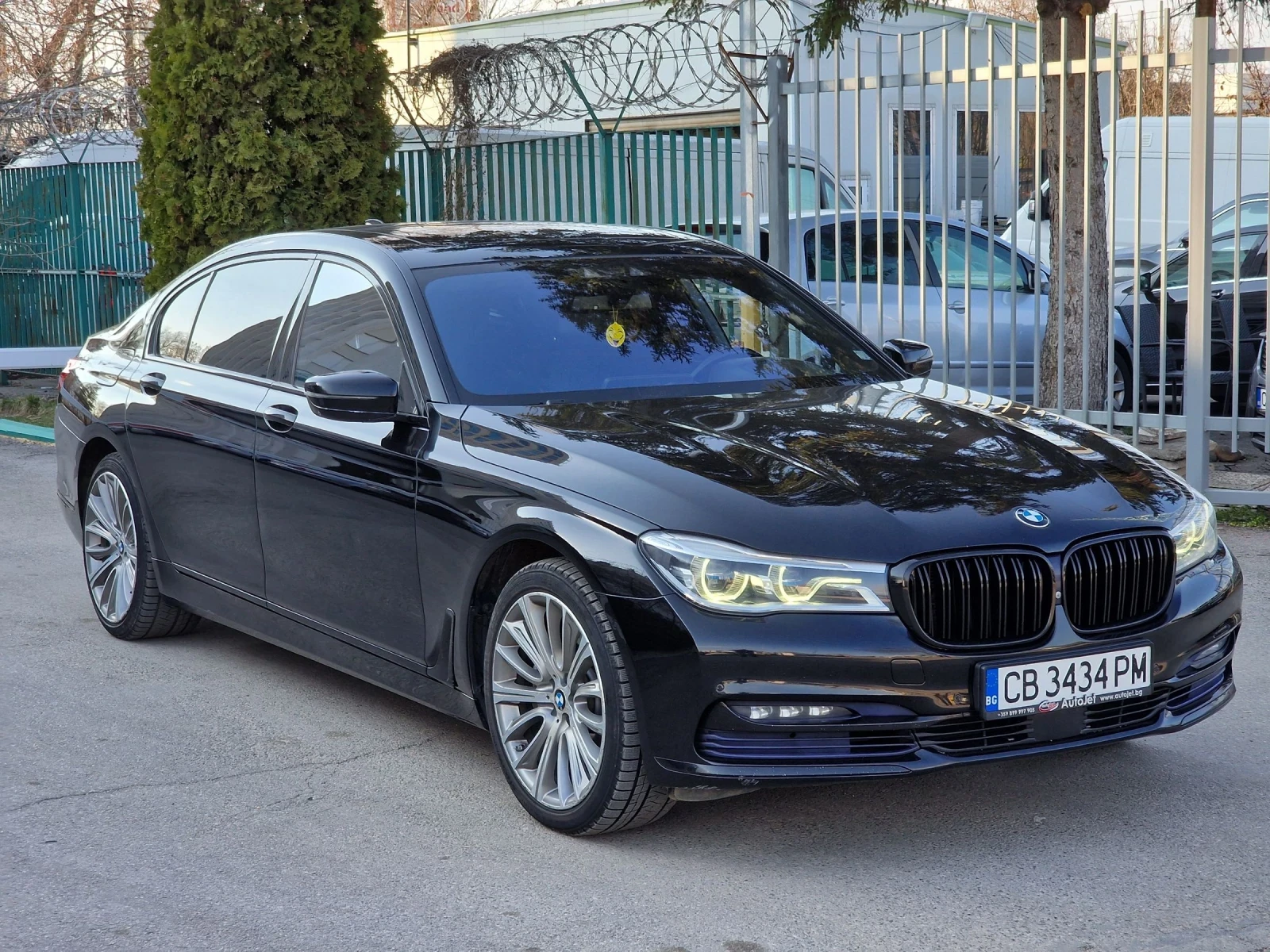 BMW 740 Ld SkyL* B&W* 3xTV* 360* Executive* Laser, снимка 3 - Автомобили и джипове - 53914322