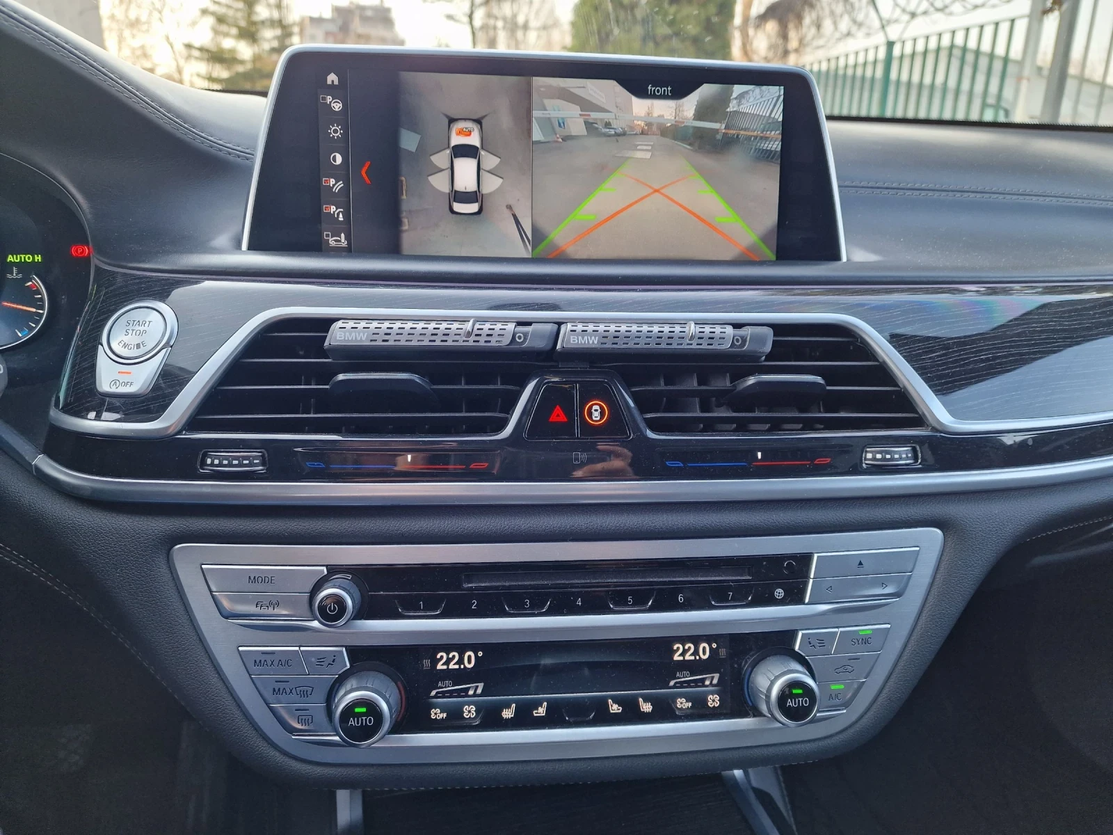 BMW 740 Ld SkyL* B&W* 3xTV* 360* Executive* Laser, снимка 13 - Автомобили и джипове - 53914322