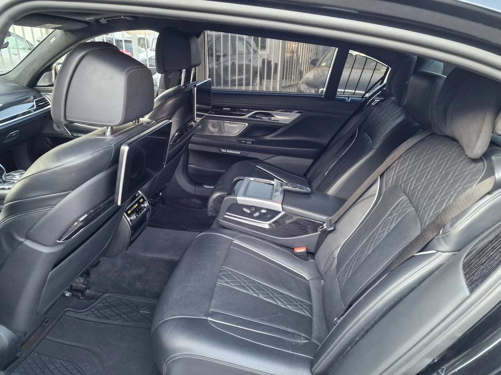 BMW 740 Ld SkyL* B&W* 3xTV* 360* Executive* Laser, снимка 9 - Автомобили и джипове - 53914322