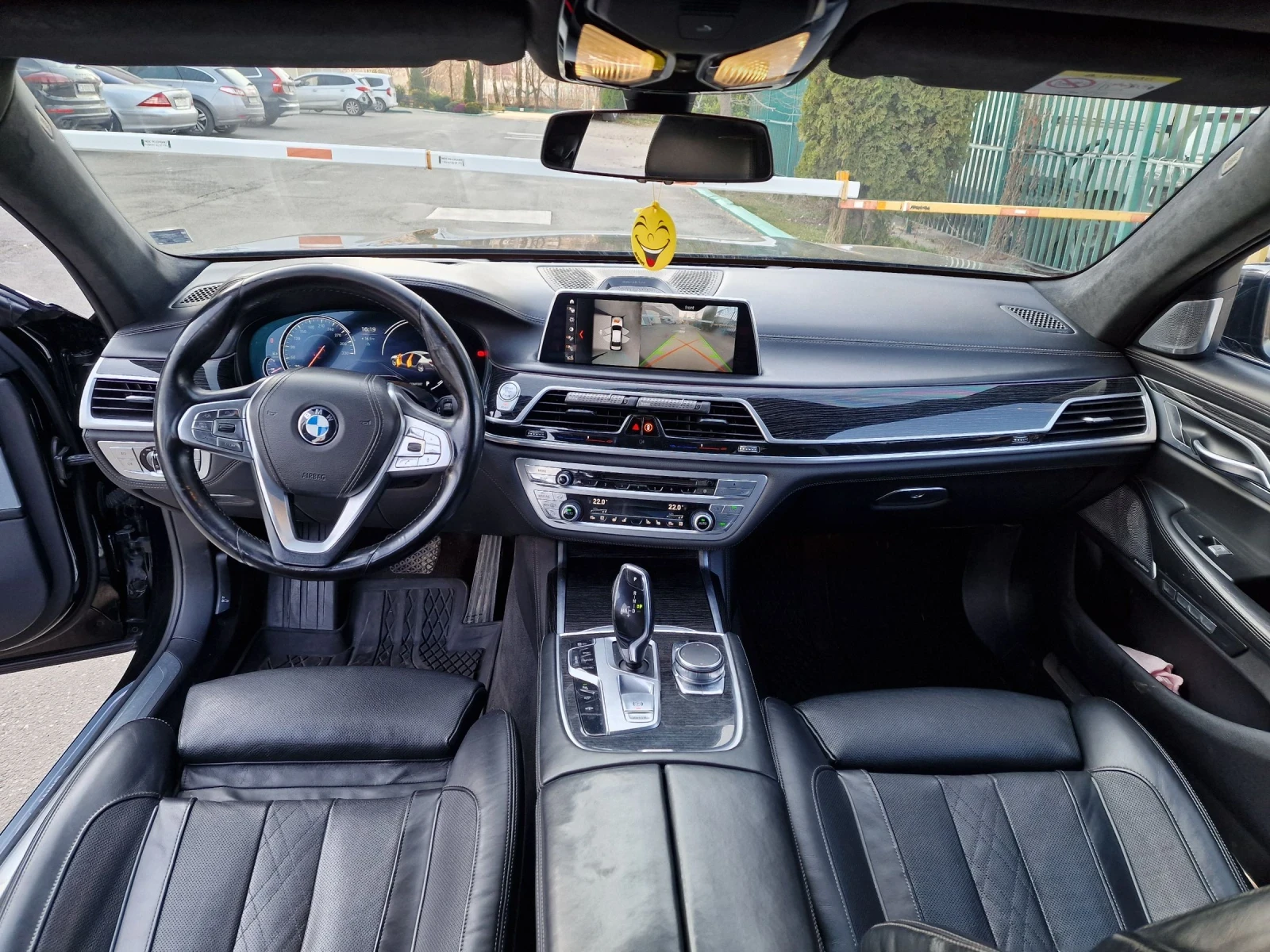 BMW 740 Ld SkyL* B&W* 3xTV* 360* Executive* Laser, снимка 10 - Автомобили и джипове - 53914322