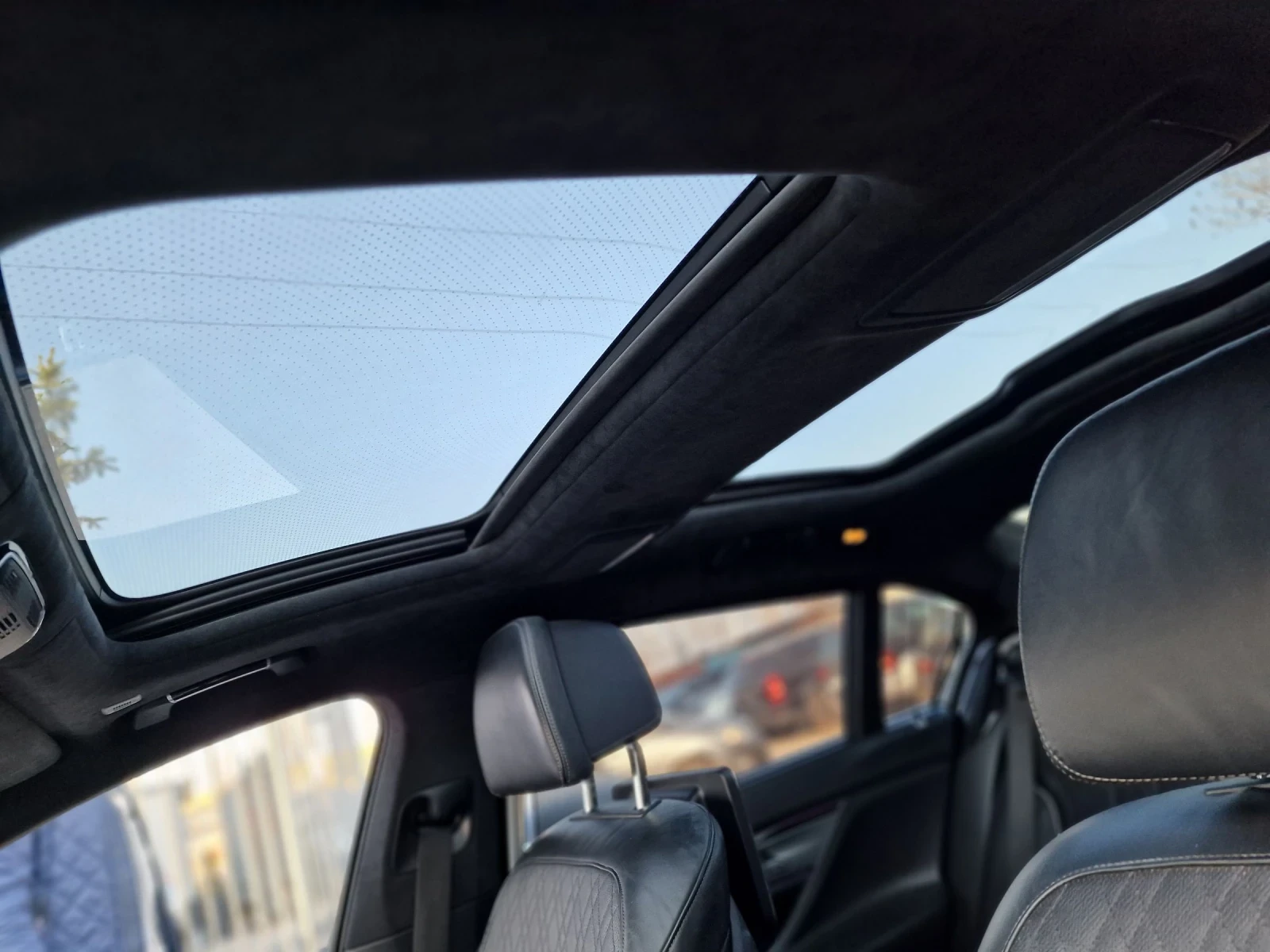 BMW 740 Ld SkyL* B&W* 3xTV* 360* Executive* Laser, снимка 15 - Автомобили и джипове - 53914322