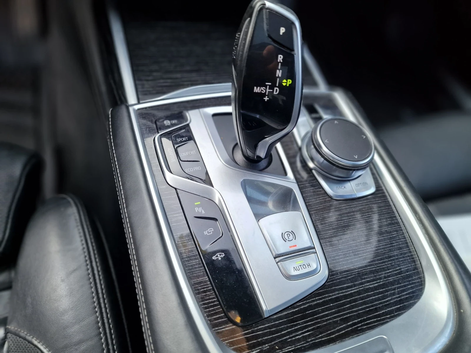 BMW 740 Ld SkyL* B&W* 3xTV* 360* Executive* Laser, снимка 16 - Автомобили и джипове - 53914322