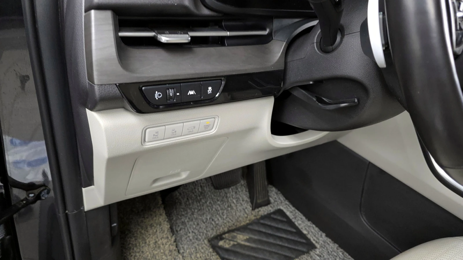 Kia Carnival 7-Seater Signature | 360 Camera | Distronic | , снимка 16 - Автомобили и джипове - 54618111