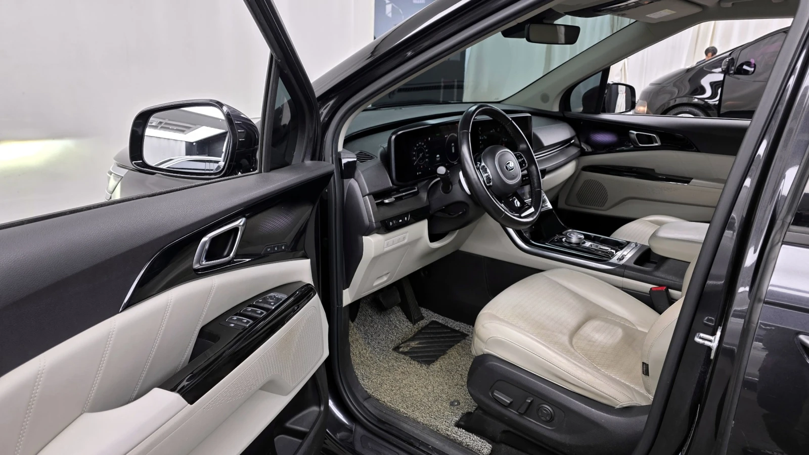 Kia Carnival 7-Seater Signature | 360 Camera | Distronic | , снимка 8 - Автомобили и джипове - 54618111
