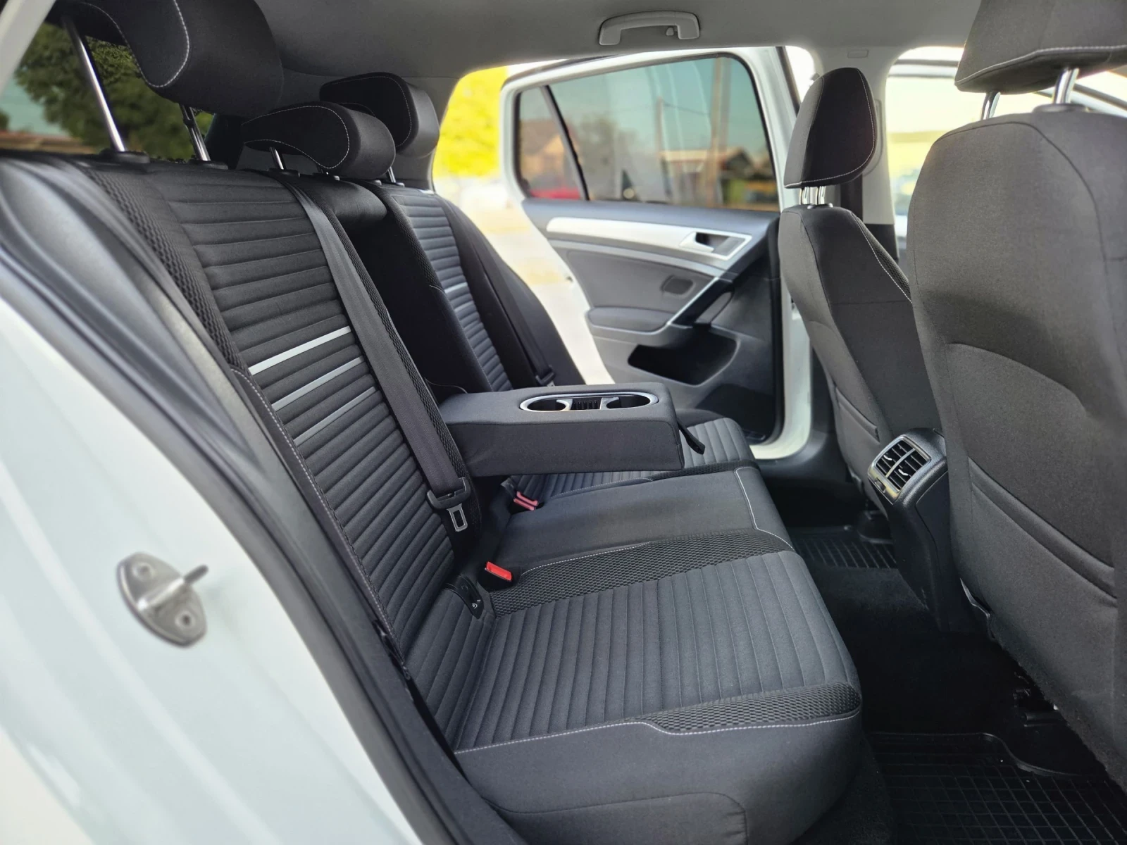 VW Golf 7 1.6TDI CUP EDITION, снимка 16 - Автомобили и джипове - 55306391