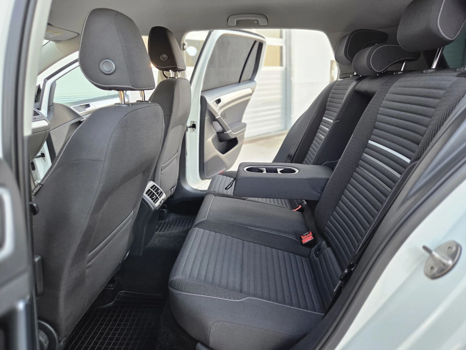 VW Golf 7 1.6TDI CUP EDITION, снимка 17 - Автомобили и джипове - 55306391