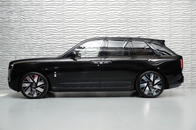 Rolls-Royce Cullinan SERIES II/ FACELIFT/ BESPOKE/ STARLIGHT/ TV/, снимка 4 - Автомобили и джипове - 49127131