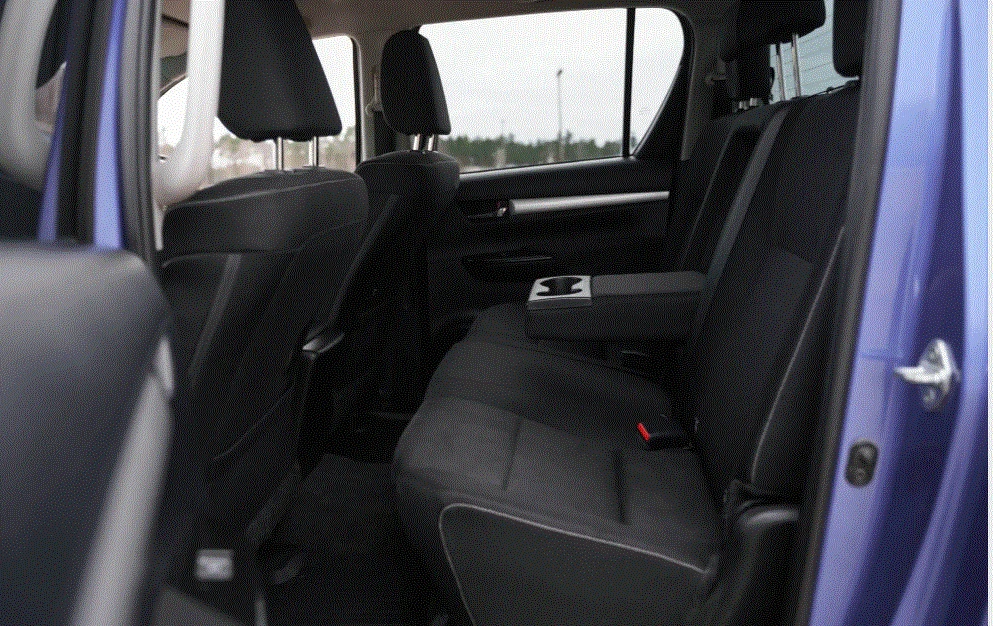 Toyota Hilux 2.8 SR5 4x4, снимка 7 - Автомобили и джипове - 53809763