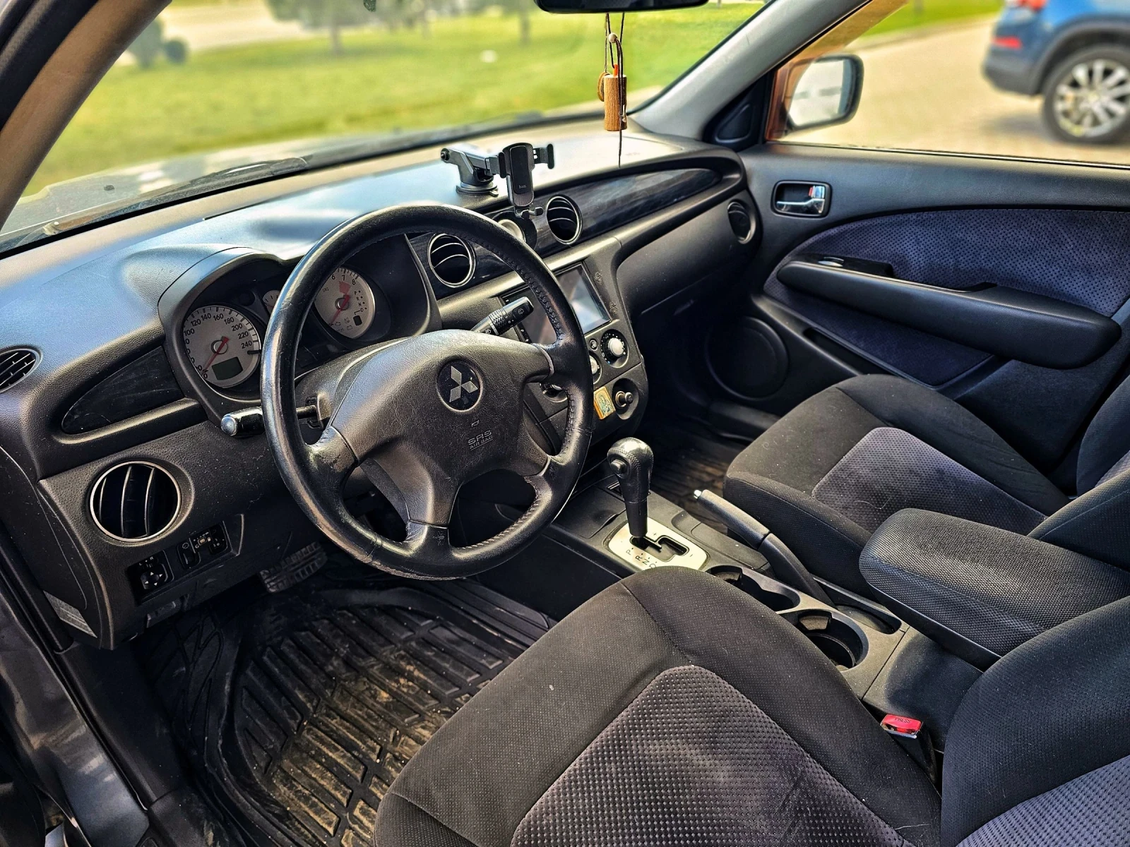 Mitsubishi Outlander 2.4 / бензин- газ, снимка 9 - Автомобили и джипове - 54011446