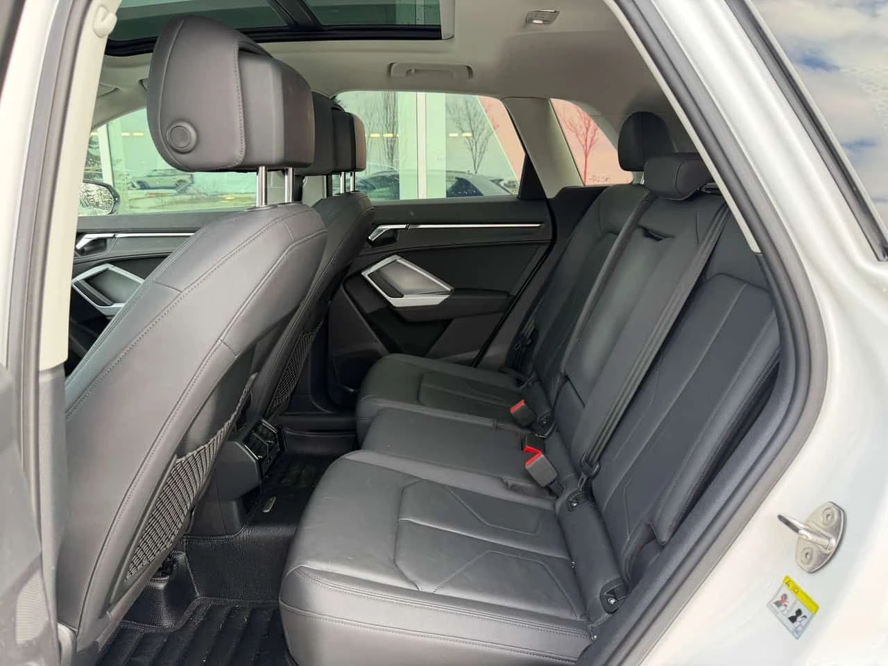 Audi Q3 Progressiv/ПАНОРАМА/ПРЕДСТАВИТЕЛСТВО НА AUDI, снимка 10 - Автомобили и джипове - 54032795