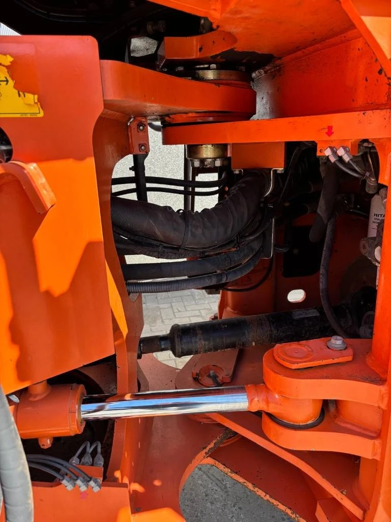 Челен товарач Hitachi ZW 250-6, снимка 7 - Индустриална техника - 54583856