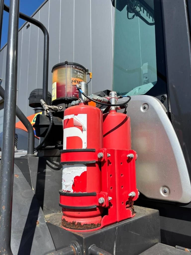 Челен товарач Hitachi ZW 250-6, снимка 10 - Индустриална техника - 54583856