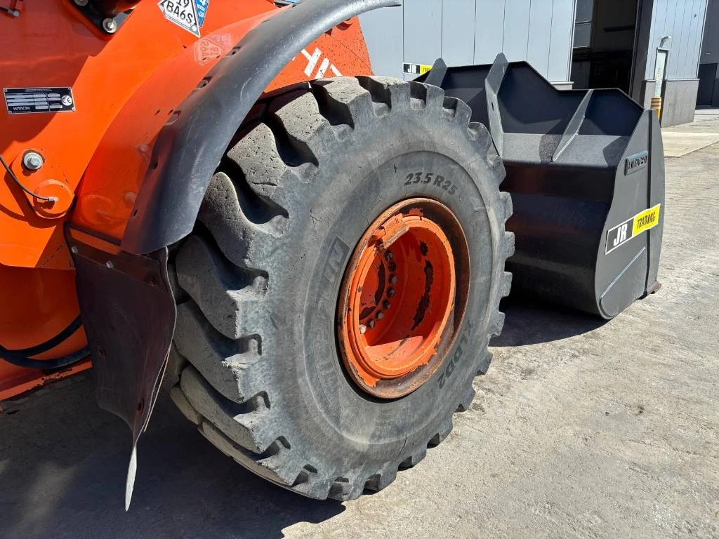 Челен товарач Hitachi ZW 250-6, снимка 12 - Индустриална техника - 54583856